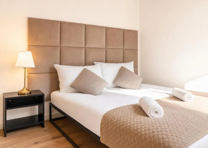 Comfy 2br Near U6 Station -long Term *
