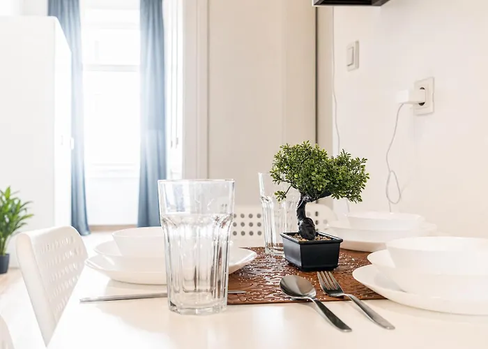 Comfy 2br Near U6 Station -long Term *