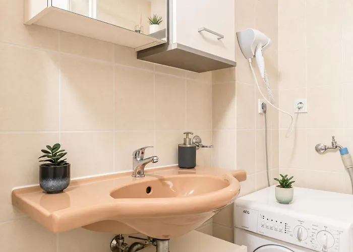 Comfy 2br Near U6 Station -long Term Apartamento Viena